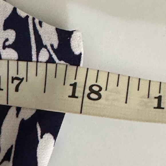 Jessica H sz 6 dress in a blue  and white print. Midi length. The top is.lined - Picture 4 of 13